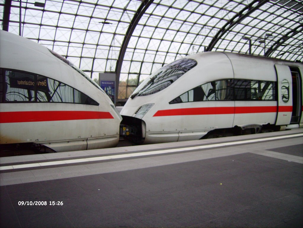 Verbunden bis Hamburg Hbf, zwei Diesel-ICE der BR 605 als ICE 37 nach Koebenhavn und ICE 380 nach Aarhus am 09.10.2008 kurz vor Abfahrt in Berlin Hbf.