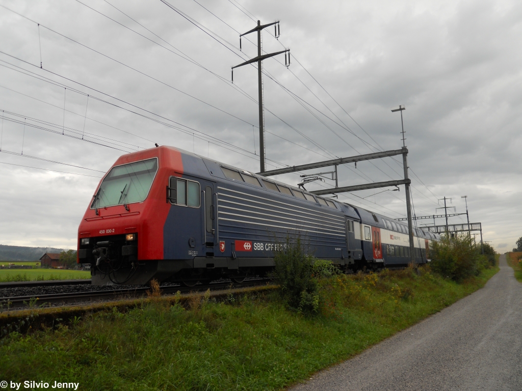 Verdeckt hinter Bschen verbringt jeweils ein DPZ der S9 sein Tagesstilllager in Schwerzenbach. Am 1.9.2011 hatte ich die Aufgabe die Re 450 030-2 ''Rmlang'' hierhin zu fahren. Vor dem Rckweg zum Bahnhof Schwerzenbach machte ich dann noch dieses Foto.