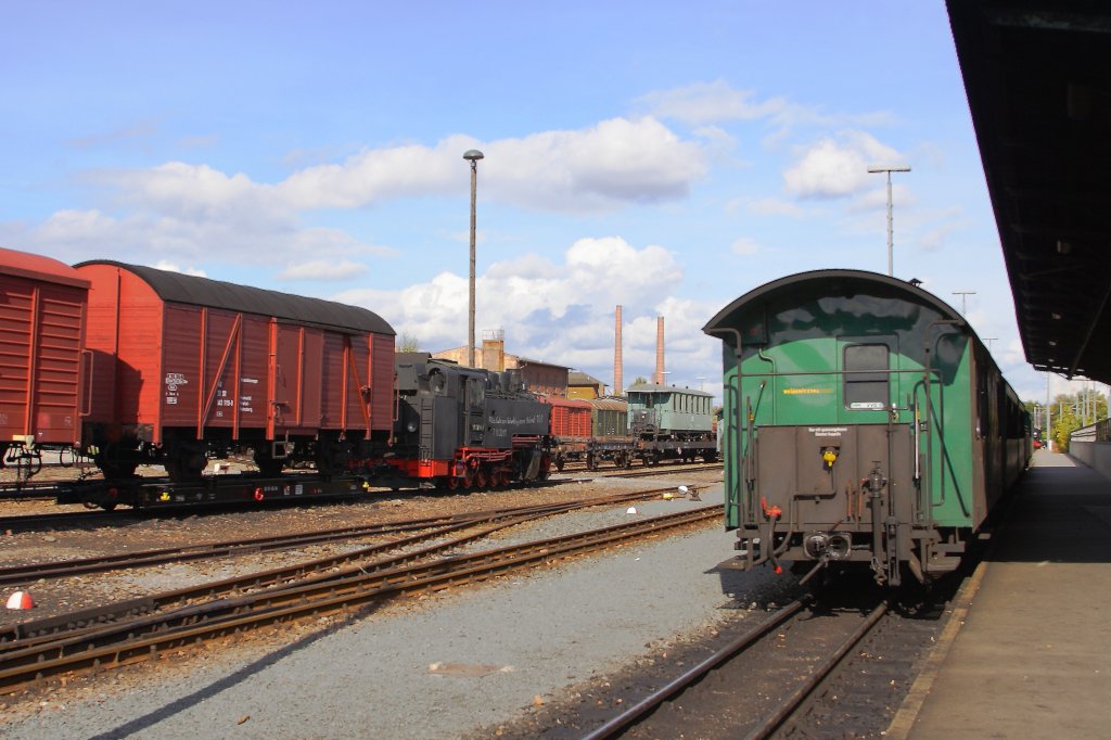 Verdrehte Bahnwelt! Bei diesem Blick in den Freital-Hainsberger Bahnhof, aufgenommen am Nachmittag des 07.10.2011, treffen zwei Gegenstze aufeinander: Links Regelspur-Gterwaggons auf Schmalspur-Rollwagen, hinten in der Bildmitte, ein Schalspurwaggon auf einem Regelspur-Flachwagen.