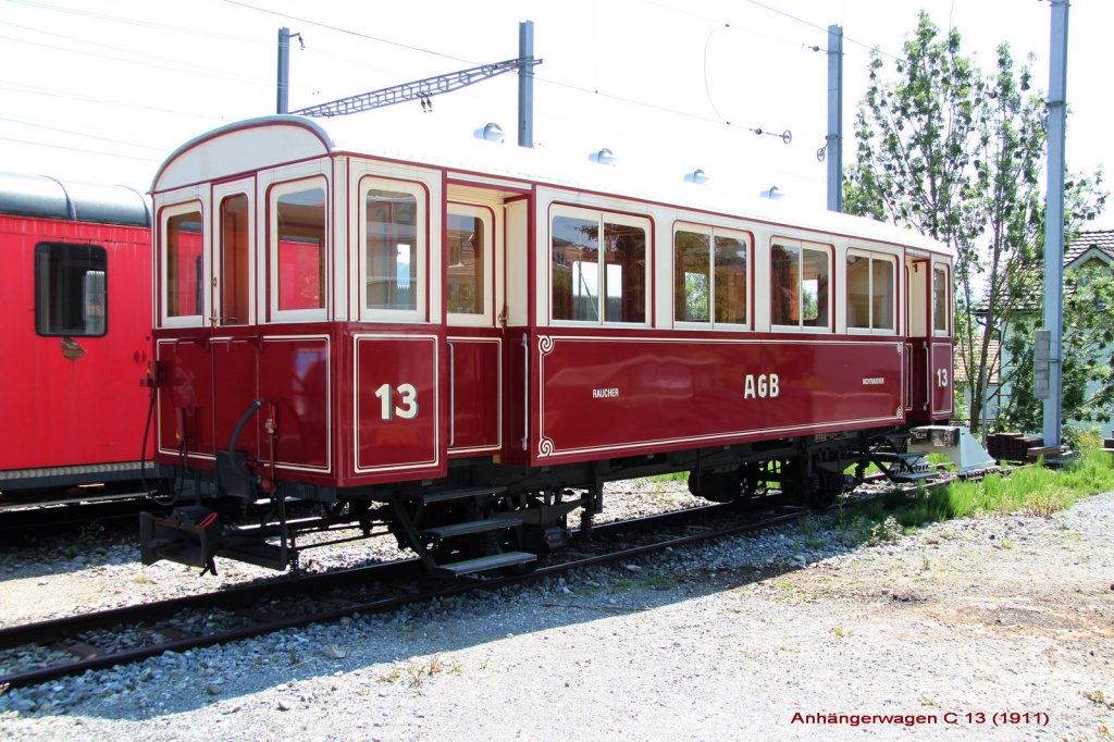 Verein historische Appenzeller Bahnen(AG2) Anhngewagen C 13 der Altsttten-Gais Bahn(1911)er gehrt zum Triebwagen der AGB CFe3/3 Nr.2. Gais 16.07.13