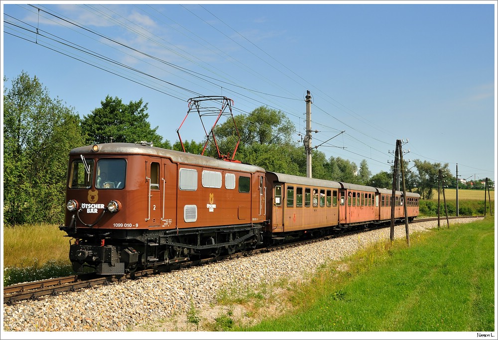 Vergangenen Sonntag war wieder mal Dampf auf der Mizzi-Bahn angesagt. Jeden ersten Sonntag im Monat fhrt der Sonderzug R19259 von St.Plten Hbf nach Mariazell. Bis Obergrafendorf wird er mit einer E-Lok bespannt, dannach geht's weiter mit der Mh.6. Hier die 1099.10 mit dem Panoramic 760 bei Nadelbach, 4.7.2010.