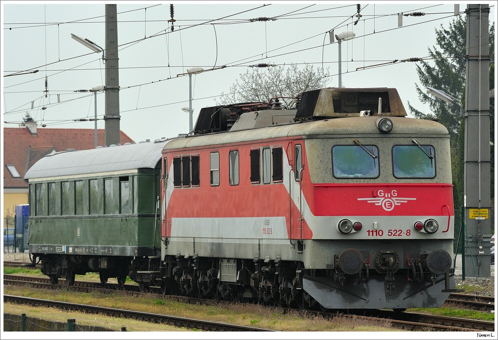 Vergangenes Wochenende fhrte die GEG div. berstellungsfahrten im Osten sterreichs durch. Hier stand die 1110.522 am Abend des 23.4.2010 in Absdorf-Hippersdorf. Am nchsten Tag fuhr sie dann als 91142 nach Gmnd.