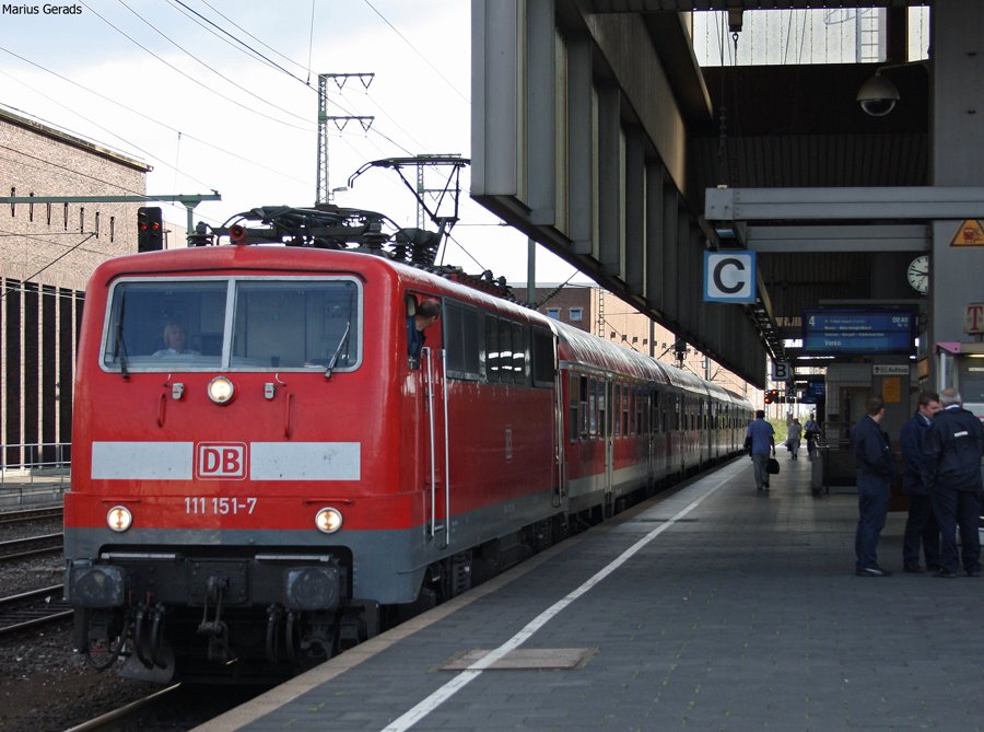 Vergangenheit! RE9010 nach Venlo mit 111 151... nun f�hrt hier die DB und die WFB Ersatzverkehr f�r die Eurobahn. KD am 30.7.09