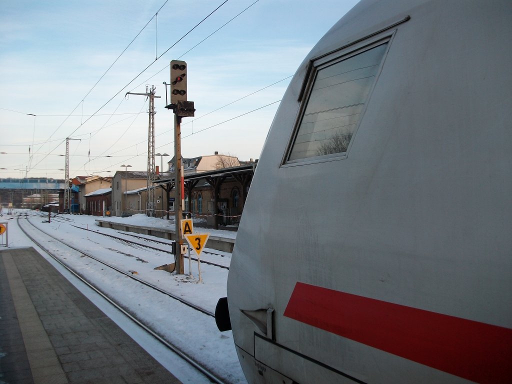 Vergeblich wartete der Lokfhrer am 05.Januar 2011 auf Ausfahrt in Bergen/Rgen,schlielich durfte der Lokfhrer am gestrten Signal auf schriftlichen Befehl vorbei.