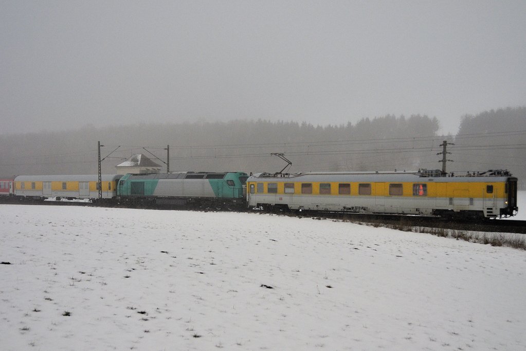 Verkabelt und  verschnrt  zwischen den beiden Messwagen, der Steuerwagen sogar aufgebgelt: EURO 4000 Typ II von Vossloh auf Probefahrt auf der Schwbischen Alb, Fahrtrichtung Geislingen/Steige. (24.01.2010)