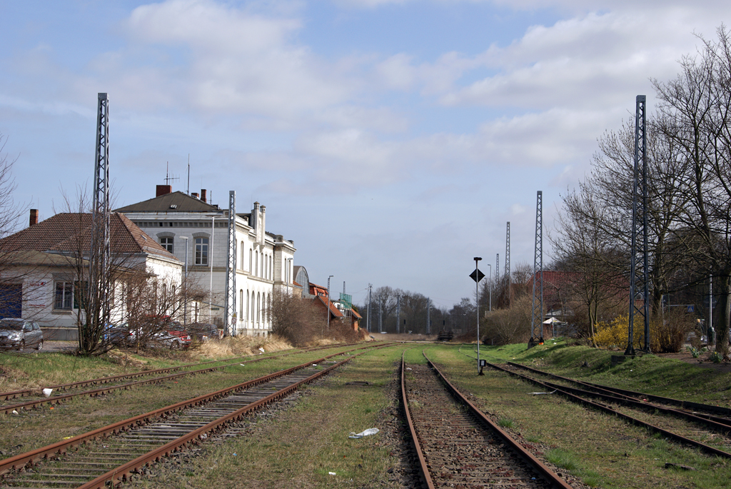 Verkehr gibt auf den Gleisen zum Westhafen in Wismar schon einige Zeit nicht mehr. Vom dem ehemaligen Bahnbergang ist am 30.03.2012 auch das Bahnhofsgebude von Wismar zu erkennen.