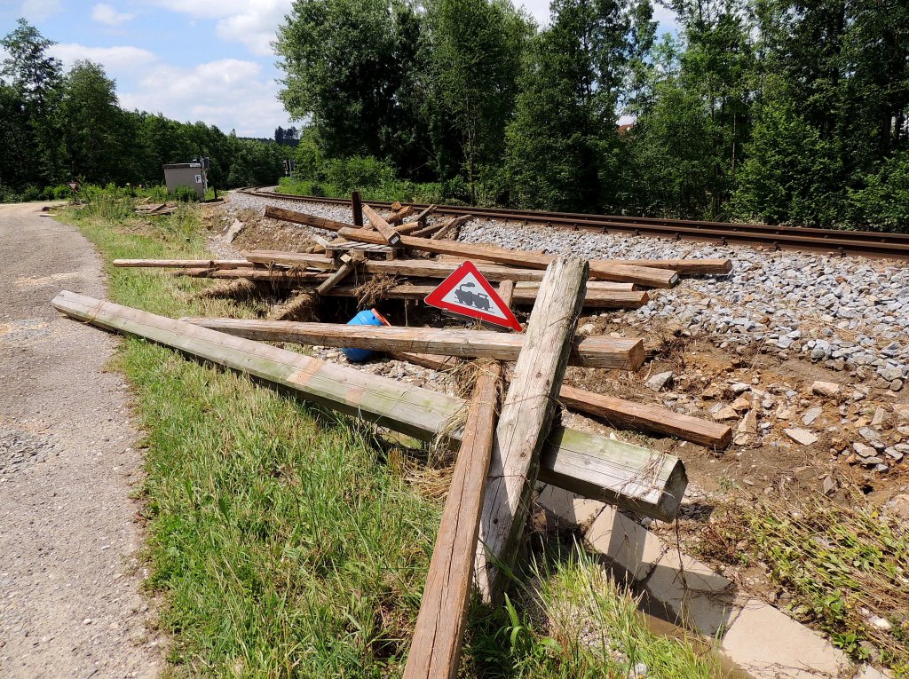Verkehrschild  Unbeschrankter Bahnbergang  wurde Opfer einer Hochwasserflut;120622