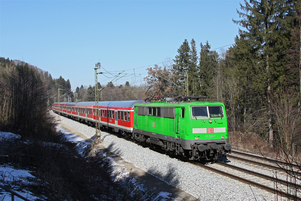 Verkehrsgrn, dass ist die neue Farbvariante der DB. Die erste Lok im neuen verkehrsgrn ist 111 028, die hier bei Aling mit einem RE nach Salzburg zu sehen ist. In den nchsten Monaten sollen alle Fahrzeuge der DB verkehrsgrn lackiert werden. Das neue grne Farbschema soll auf die Umweltfreundlichkeit der Bahn gegenber dem Auto hinweisen. Die Bahn mchte durch das Umlackieren erreichen, dass mehr Menschen aus Umweltgrnden (CO2 sparen) die Bahn nutzen. Es steht allerdings noch nicht fest, ob auch die Dieselloks umlackiert werden sollen, vor allem bei der Baureihe 232 ist man sich auf Grund des hohen CO2 Ausstoes noch nicht ganz einig.