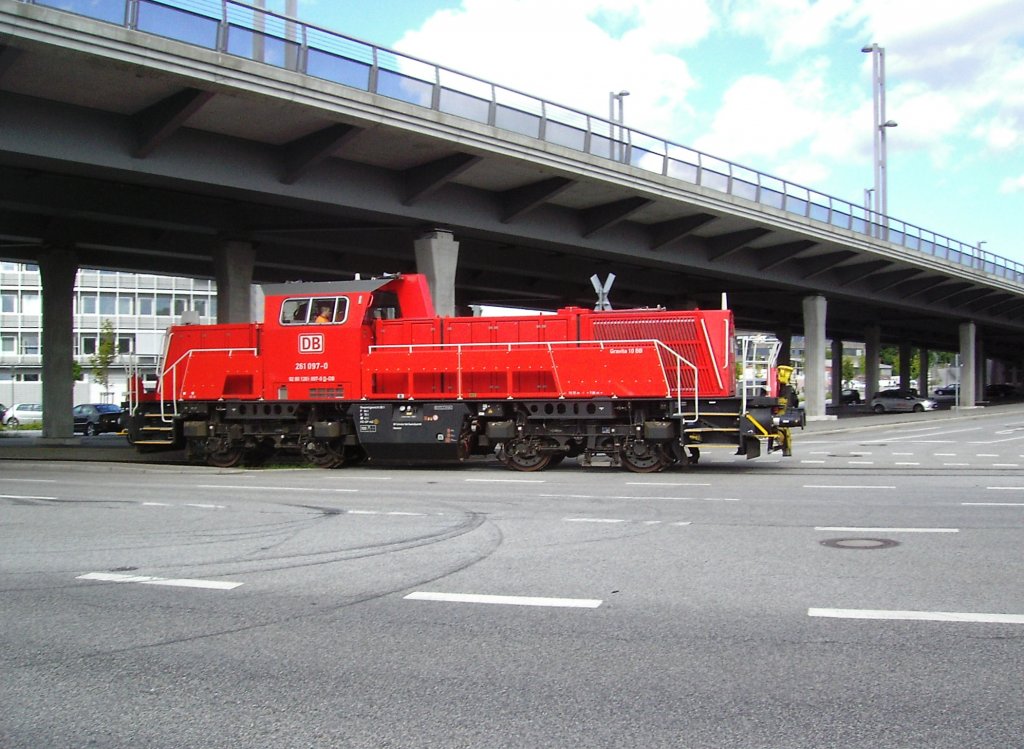 Verkehrsrot auf der Strae: die Gravita 261 097-0 unterquert am 10.07.2013 um etwa 17:00 Uhr auf der Rckfahrt von einer bergabe an den Bollhrnkai die Gablenzbrcke in Kiel.
