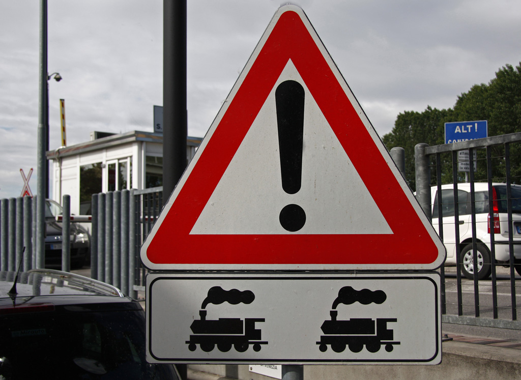 Verkehrszeichen: Gefahrenstelle, Zusatzzeichen: gilt nur bei Zgen mit Vorspannlokomotive, glaube ich... 
Gesehen im Hafen von Venedig, 07.05.2012
