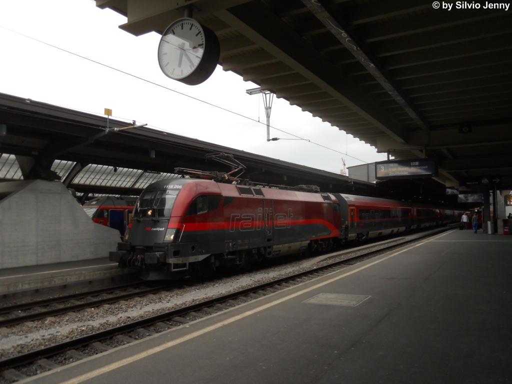 Verkehrt herum steht am 13.4.2012 die 1116 205-4 ''Spirit of Europe'' vor dem RJ 365 nach Innsbruck in Zrich HB.