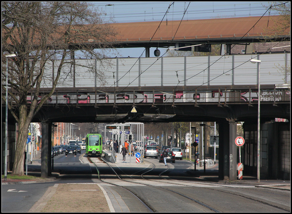Verknüpfungsstation - 

An der Haltestelle  Leinhausen Bahnhof  in Hannover kann von den Stadtbahnlinien 4 und 5 in die S-Bahn umgestiegen werden. Die Haltestelle wurde 2011 mit einem Mittelhochbahnsteig versehen zum S-Bahnsteig verkürzt sich dadurch. Im Vordergrund links unten kann die zurückgebaute alte Haltestelleninsel erkannt werden. 

14.04.2012 (M)