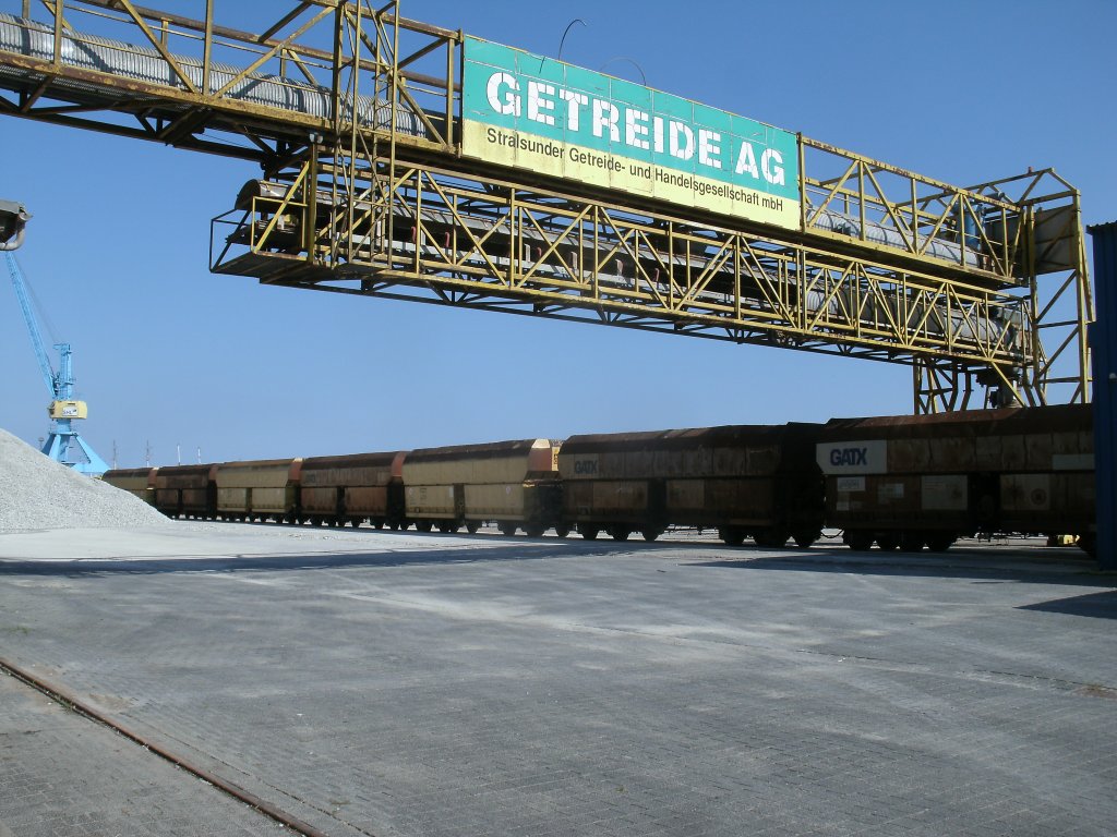 Verladearbeiten im Stralsunder Nordhafen am 10.August 2013.Aufgenommen vom Hafentor aus.