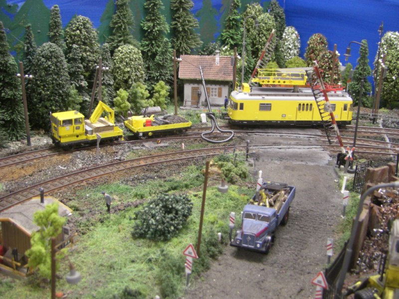 Verlegung der Telegrafenleitungen mit dem KLV und dem Turmtriebwagen.
Der Zwirn wird mittels Sekundenkleber festgeklebt, fr die ntige Spannung bis zum Trocknen hilft ein Handbohrer als Gewicht (Der Preiser Mitarbeiter war leider zu leicht)