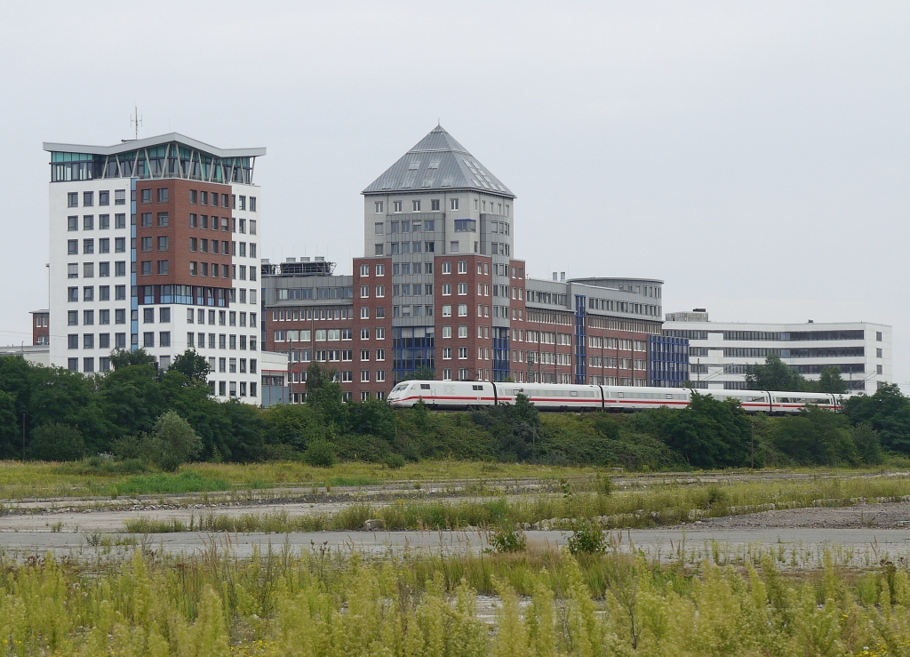 Verloren zwischen Postmoderne und Brachlandschaft: ein ICE Richtung Berlin durchquert den Hamburger Stadtteil Rothenburgsort - im Krieg praktisch zu hundert Prozent zerstrt. Im Vordergrund die traurigen Reste des einst riesigen Gterbahnhofs, seit mehr als zwanzig Jahren stillgelegt. 5.8.2012 