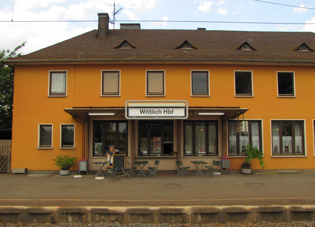 Vermittelt noch etwas guten alten DB Flair, die Bahnhofsgaststtte in Wittlich Hbf; 10.07.2012