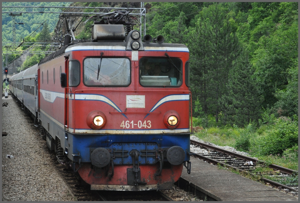 Vermutlich in Branesci vor dem Zlatibor Tunnel kreuzt uns ein weiterer Reisezug mit der montenegrinischen 461-043. (04.07.2011)