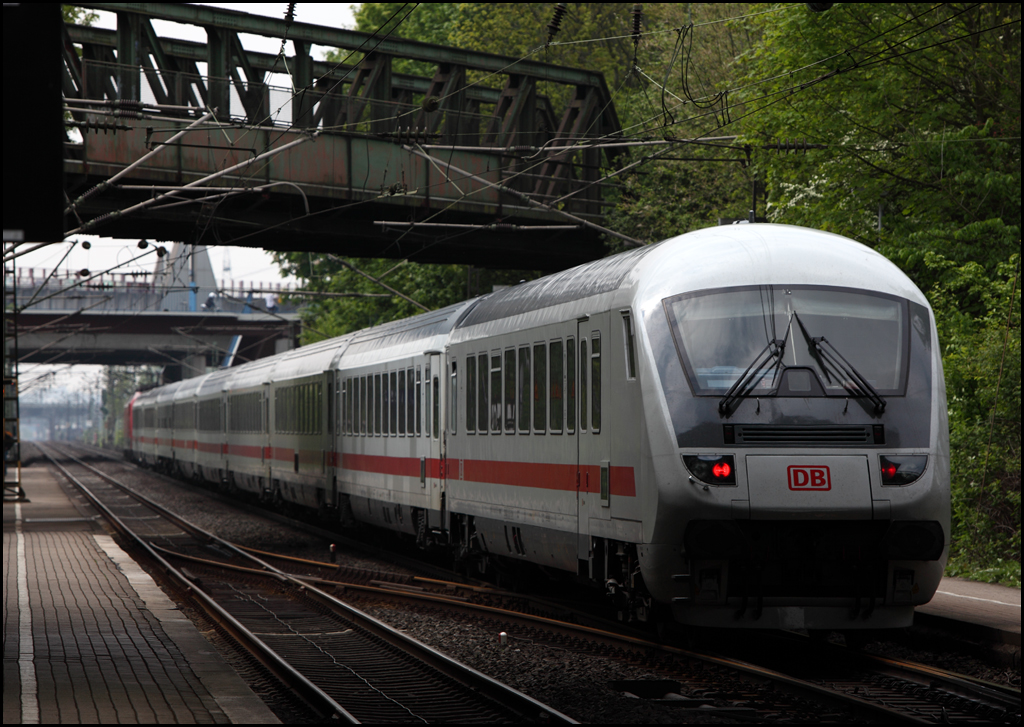 Vermutlich IC 2046, Leipzig Hbf - Kln Hbf, durchfhrt den Bahnhof Dortmund-Scharnhorst. (09.05.2010)