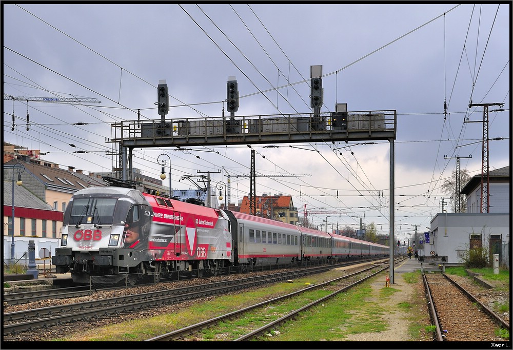 Vermutlich mein allerletztes Foto der 1116.246 im Bundesheer-Werbedesign. OEC742 (Wien - Innsbruck), Wien/Penzing, 11.4.2010.