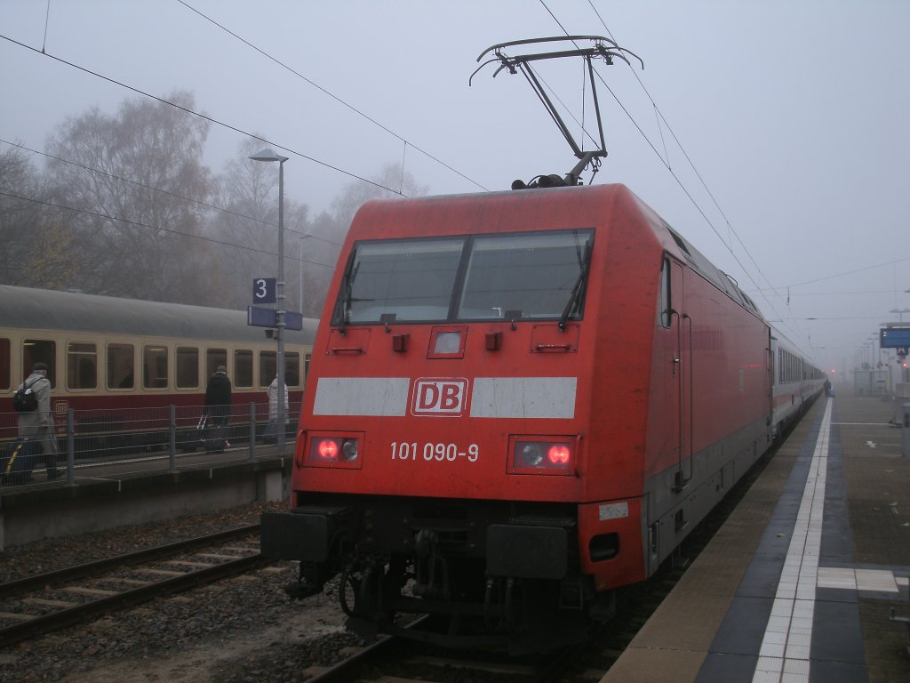 Vernebelt war der 21.November 2012 als die 101 090,mit dem IC 2213 Binz-Stuttgart,in Binz stand.