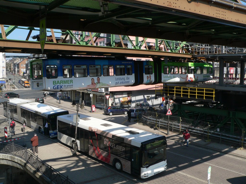 Vernetzt mit Bus und Bahn: Die Wuppertaler Schwebebahn, hier an der Endhaltestelle in Oberbarmen. 2.4.2013