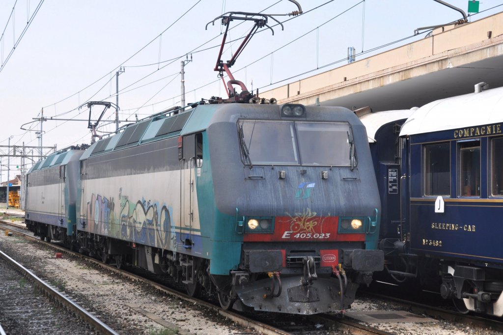 VERONA (Venetien/Provinz Verona), 28.09.2011, 405.023 und die dahinter befindliche E-Lok 405.011 werden in Kürze vor den nebenstehenden Orient-Express angekoppelt