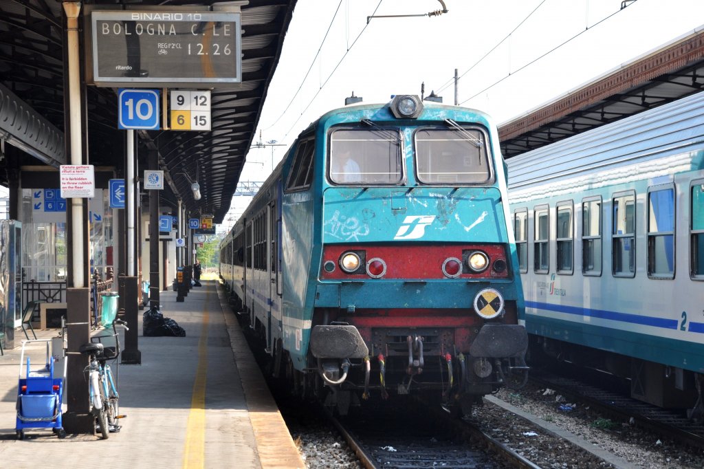 VERONA (Venetien/Provinz Verona), 28.09.2011, ein Regionalzug nach Bologna Centrale im Bahnhof Porta Nuova