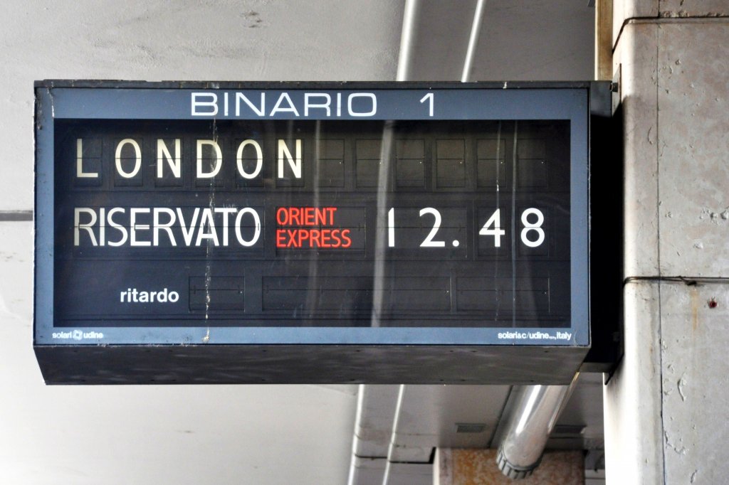 VERONA (Venetien/Provinz Verona), 28.09.2011, Zugzielanzeiger für einen ganz besonderen Zug im Bahnhof Porta Nuova