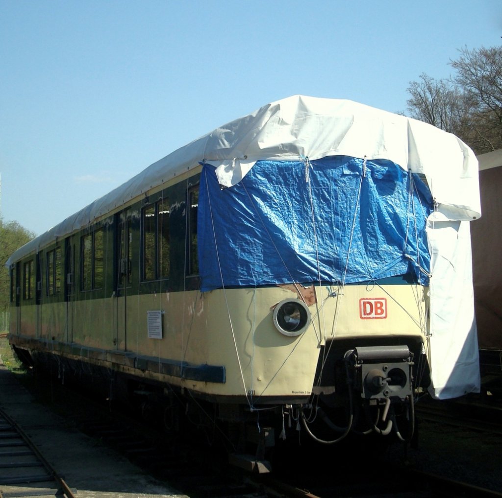 Verpackt: Gleichstrom-Triebwagen der Hamburger S-Bahn-Baureihe 471, im spten DB-Design beige/ozeanblau. Nahverkehrsmuseum  Lokschuppen Aumhle , 23.4.2011