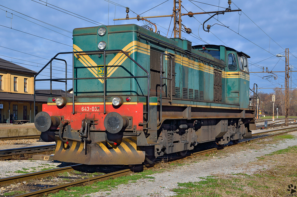 Verschiebelok 643-032 wartet auf Einsatz in Pragersko Bahnhof. /5.12.2012