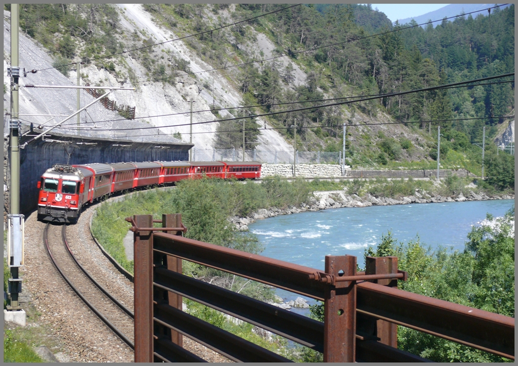 Verschiedene Arten von Bauten schtzen den RE1244 mit Ge 4/4 II 613  Domat/Ems  bei Trin vor Steinschlag. (24.06.2010)