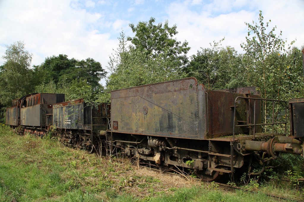 Verschiedene ehemalige Lnderbahn-Tender am 04.09.2010 im ehemaligen BW Falkenberg oberer Bahnhof. Die Sammlung war dieses Jahr leider nur an diesem einem Wochenende zugnglich.

