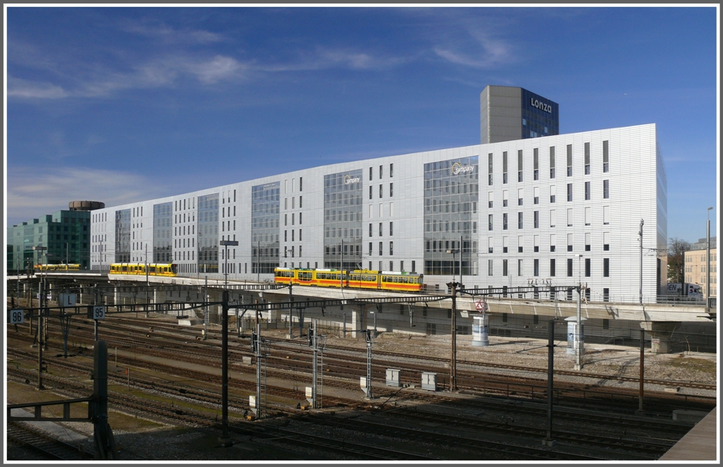 Verschiedene Tramtypen der BLT vor de, Peter Merian Haus in Basel. (01.03.2010)