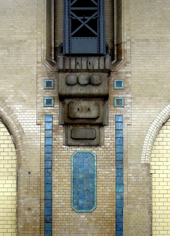 Verschont geblieben vom besinnungslosen Modernisierungswahn ist dieser Wandschmuck am S-Bahnsteig im Hamburger Hauptbahnhof. Gut zu erkennen: die Reste der Halterungen fr die Oberleitungsmasten der einst mit Wechselstrom betriebenen Hamburger S-Bahn. 16.2.2012 
