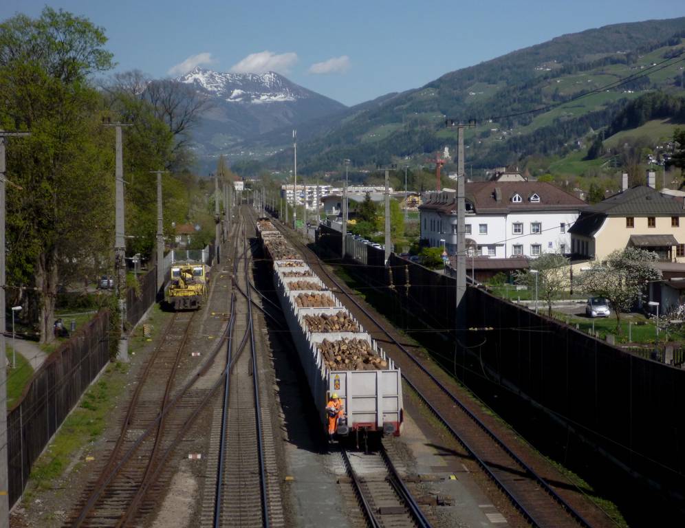 Verschub ungarischen Holzes im stlichen Gleisvorfeld des Bahnhofes Hall - mit der Kraft einer der schnen, klassischen 2068, die kundige Hnde wenige Kilometer stlich von hier einstens zusammengeschraubt haben. Mitte April 2011 kHds