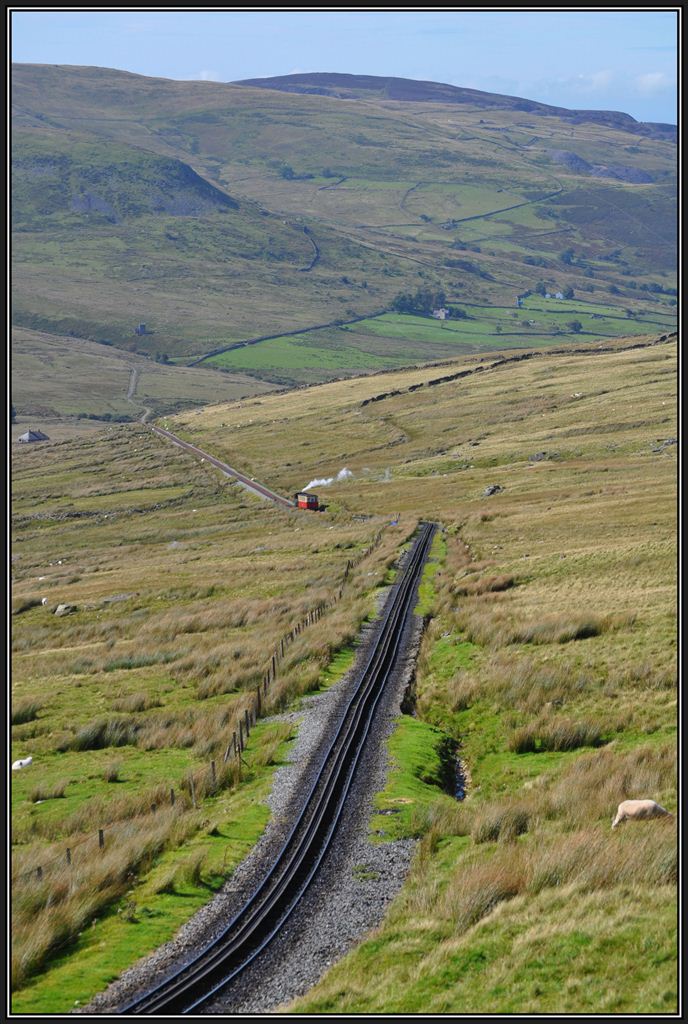 Verschwindend klein wirkt der Dampfzug in der Landschaft am Mount Snowdon. (06.09.2012)