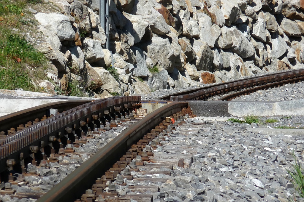 Versenkbare Zahnstange auf dem Bahnbergang der DFB ber die Strae von Oberwald nach Obergesteln, 2.10.11. Hier sieht man deutlich die unterschiedlichen Steigungen der Strecke: Mit 9,1% geht es auf den Bahnbergang, dieser hat  nur  noch 2,5%, anschlieend geht es mit 10% den Berg hinauf.