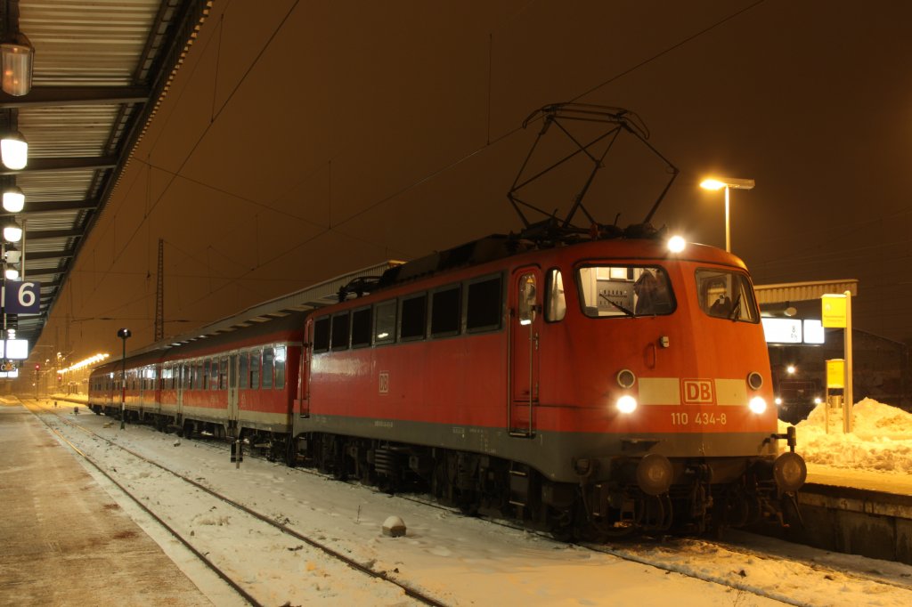 Vershnlicher Abschluss des IC-Ersatzverkehrs in Magdeburg. Nachdem ein Groteil der Zge in den letzten Tagen ausgefallen ist und der Rest sehr unfotogen auf Gleis 8 hielt, fuhr wenigstens der letzte Zug aus Hannover am 29.12.2010 auf Gleis 7 in Magdeburg Hbf ein. Es war 110 434-8 mit IC 2045.