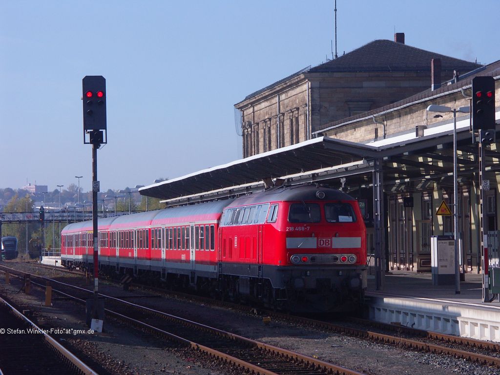 Versptete Ankunft am Abend des 14.10.2010 in Hof Hbf mit 218 468, der schn rausgeputzten...