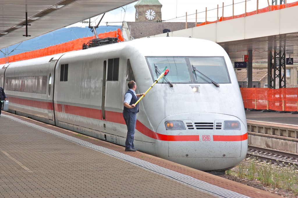 Verspteter Frhjahrsputz, auch ICE Fhrer mssen manchmal selbst an ihrer Maschine Hand anlegen ;) und wenn es nur darum geht, die Scheiben wieder sauber zu bekommen. Das Bild habe ich in Basel Badischer Bahnhof gemacht. Ich kann euch sagen, das der Zugfhrer ganz schn lang damit beschftigt war, bis die sterblichen berreste der Mcken etc. entfernt waren. 