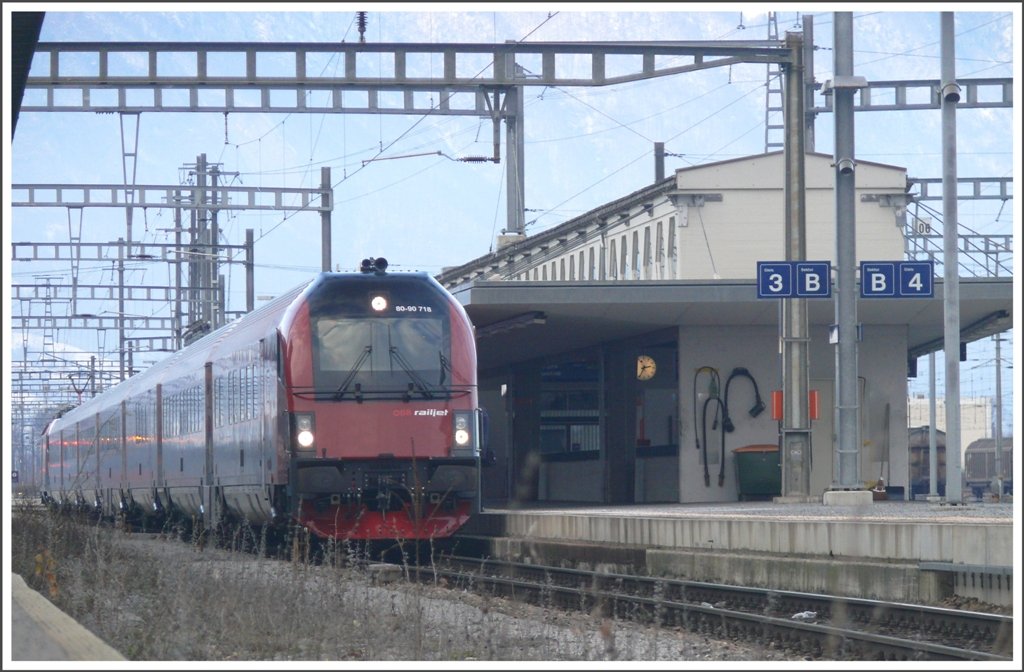 Verspteter RJ160 nach Zrich HB im Grenzbahnhof Buchs SG mit Steuerwagen 80-90 718  Spirit of Zurich . (04.01.2010)