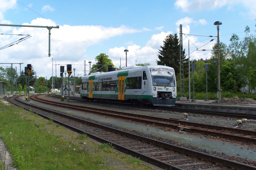 Verspargelung in Mehltheuer. Im letzten Jahr wurden neue Signale installiert, jetzt ist der Fahrdraht dran. Der Reisende hat auf dem Bahnsteig vor lauter Masten und Pfosten fast gar keinen Platz mehr.
Jetzt geht es auch langsam den Pilzlampen an den Kragen. Auch hier wurden schon neue Masten gesetzt und die neuen Lampen liegen schon bereit.

VT 53 der Vogtlandbahn ist auf der Relation Zwickau - Hof unterwegs.
28.05.2013 Bahnstrecke 6362 Leipzig - Hof