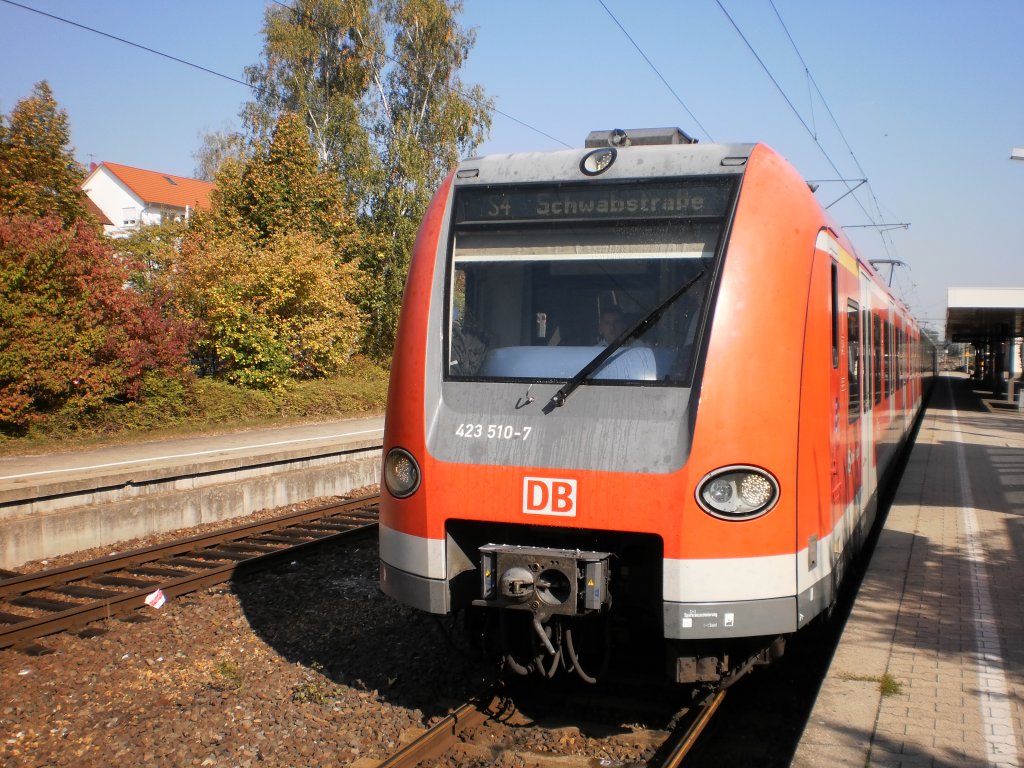 Verstrkerzug der Linie S4 Marbach (Neckar) - Stuttgart Schwabstrae am 04. Oktober 2011 in Marbach (Neckar)