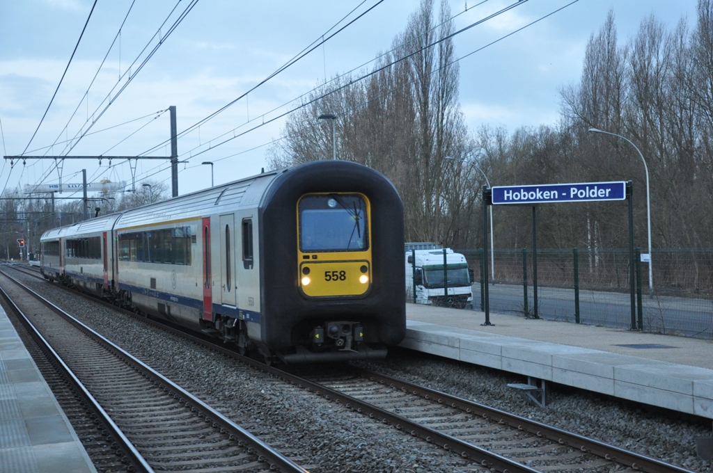 Verstrkerzug P7250 nach Antwerpen mit AM558, aufgenommen 12/04/2013 am Haltestelle Hoboken-Polder