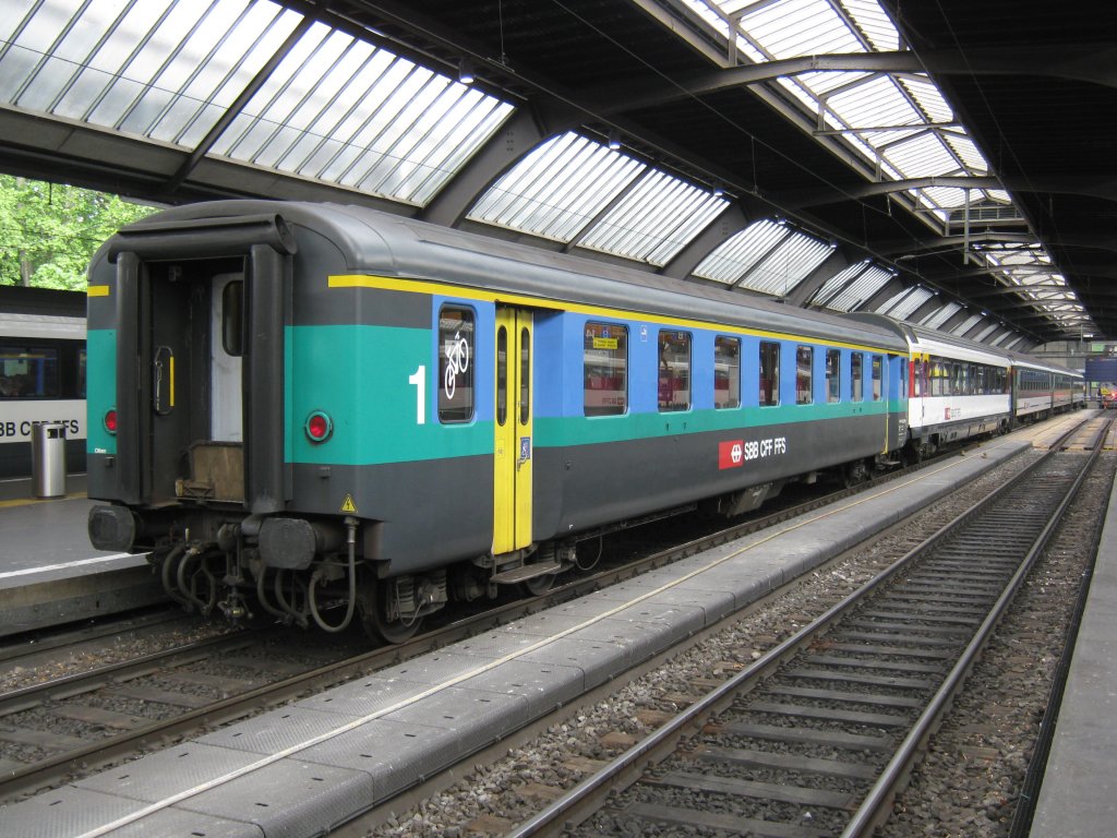 Verstrkungswagen zum IR 2132 in Zrich HB. An vorderster Stelle ist ein A EWI, 50 85 18-33 509-8, eingereiht (Anstelle eines A EWIV). In Krze wird die regulre Komposition (ein EWIV Pendel) an diese Wagen anfahren, und diese nach Biel bringen, 03.06.2011.