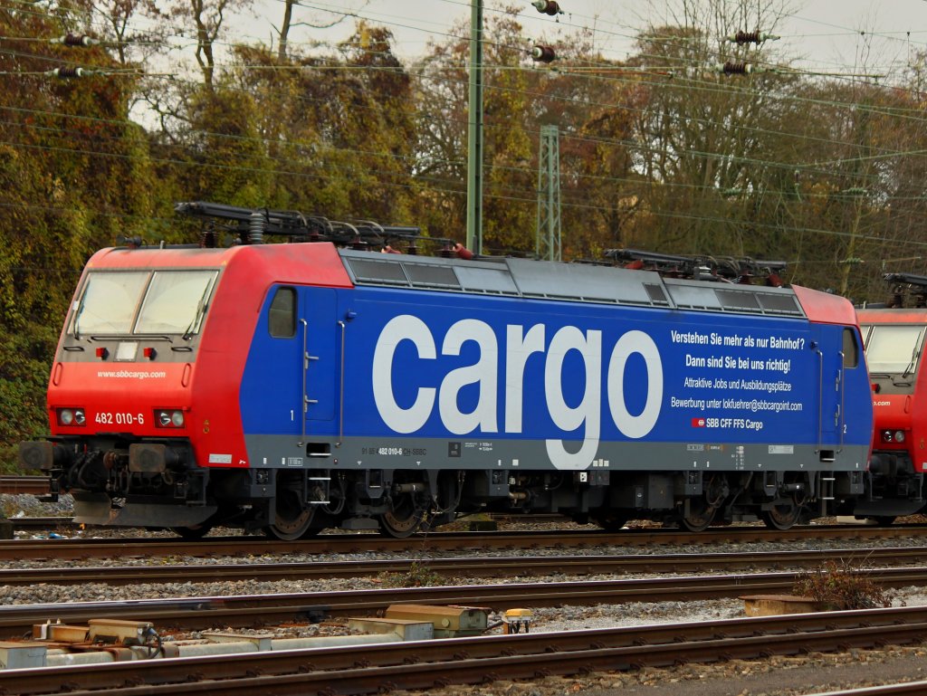 Verstehen Sie mehr als nur Bahnhof? Dann sind Sie bei uns richtig! Damit wirbt die SBB Cargo auf der 482 010-6 fr attraktive Jobs und Ausbildungspltze. Gesehen am 26.11.2011 in Aachen West.
