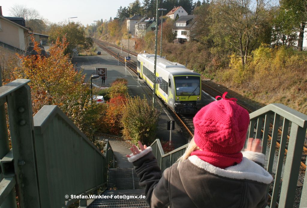 Versuch, die winkende Kommunikation zwischen meiner Tochter und dem Tf des am 28.10.2011 in Selbitz ausfahrenden Agilis 650 festzuhalten. Der Weitwinkelblick ist zwar unverkennbar, aber ich finde es schön dass es sowas noch gibt. Mir gefällt es....