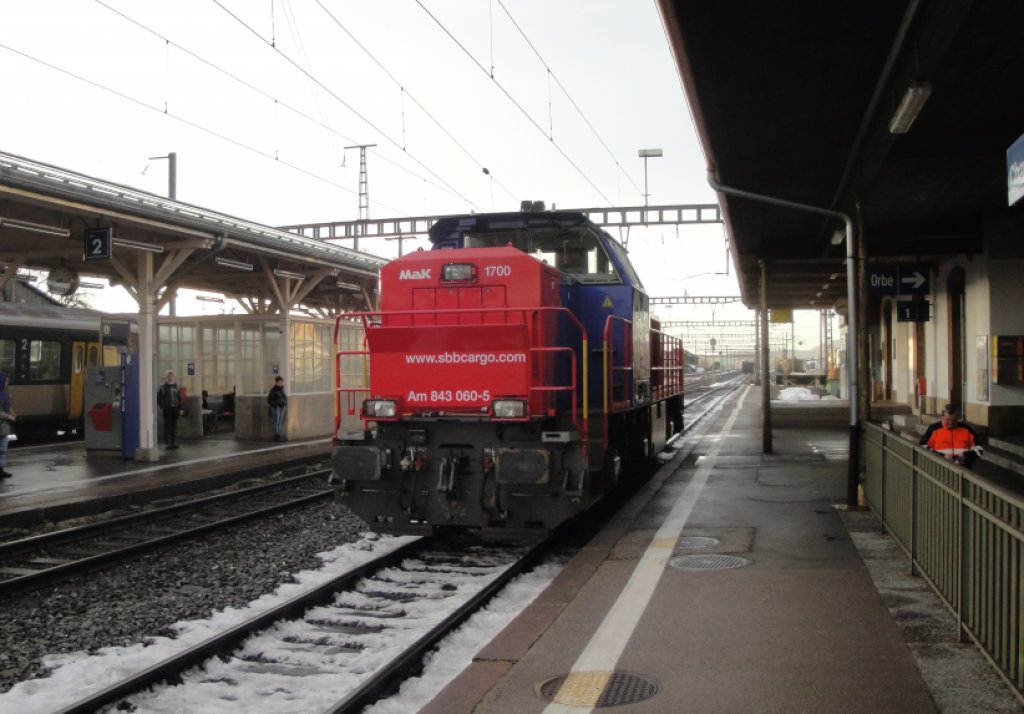 verssster Alltag: Die Am 843 060-5 ist am 07.12.10, und damit wahrscheinlich den ganzen Herbst durch, die Rangiermaschine vom Zuckerrbenbahnhof Chavornay.