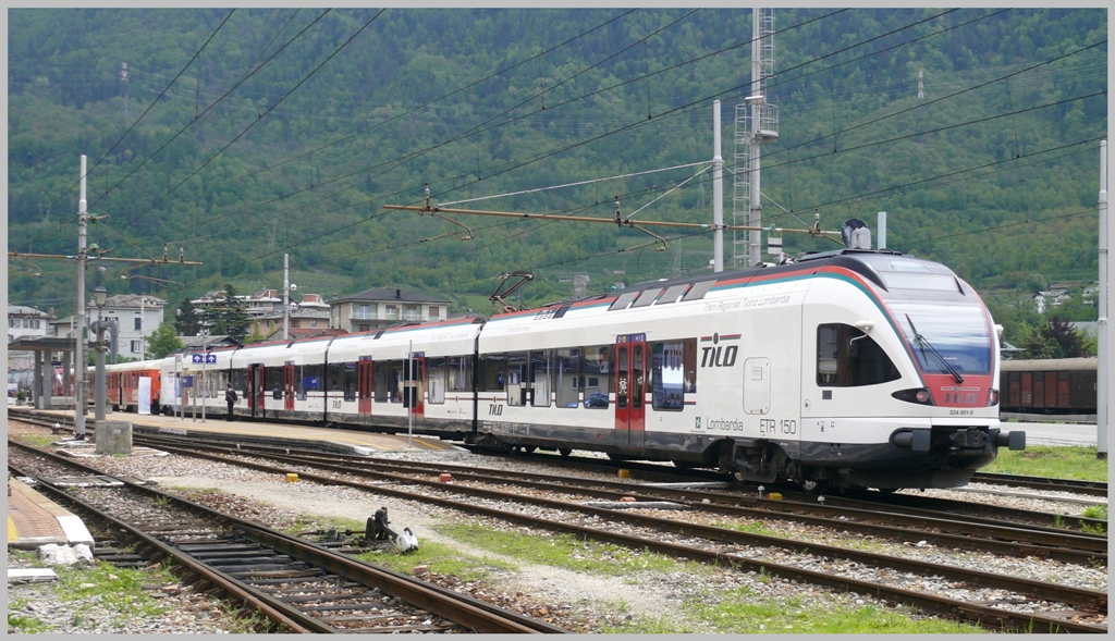 Vertreter von Stadler Rail kamen mit dem ETR 153 001 / RABe 524 001-5 von TILO nach Tirano. (08.05.2010)