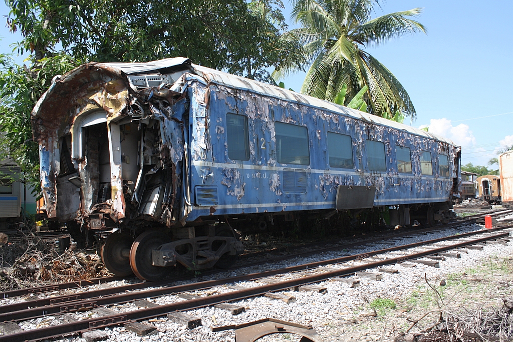 Verunglückter บนท.ป.106 (บนท.ป.=ANS./Air-Conditioned Second Class Day & Night) am 26.Oktober 2011 im Depot Uttaradit.